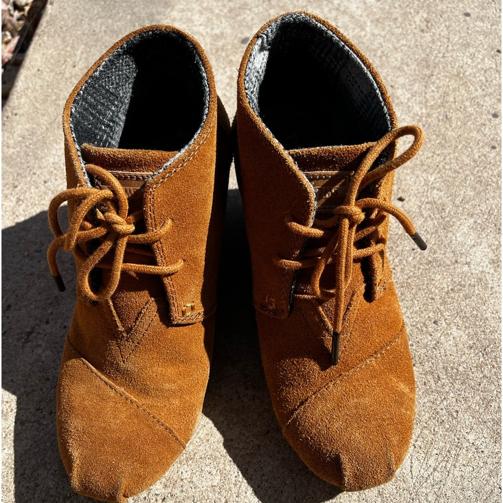 Tom’s booties - mini heel! suede material, with laces